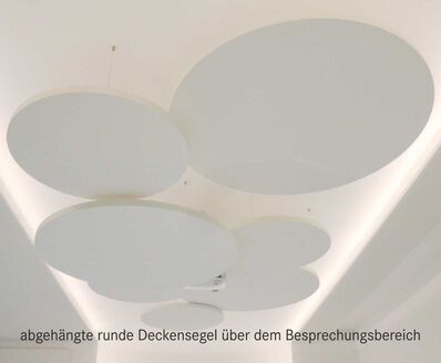 runde Deckensegel ueber dem Besprechungsbereich runde Deckensegel fuer gute Raumakustik im Buero