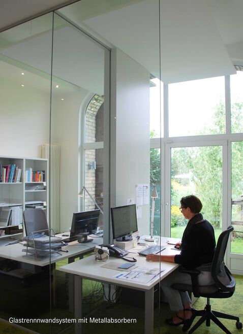 Glastrennwandsystem mit Metallabsorbern akustische Trennung aus Glas und Metallabsorbern